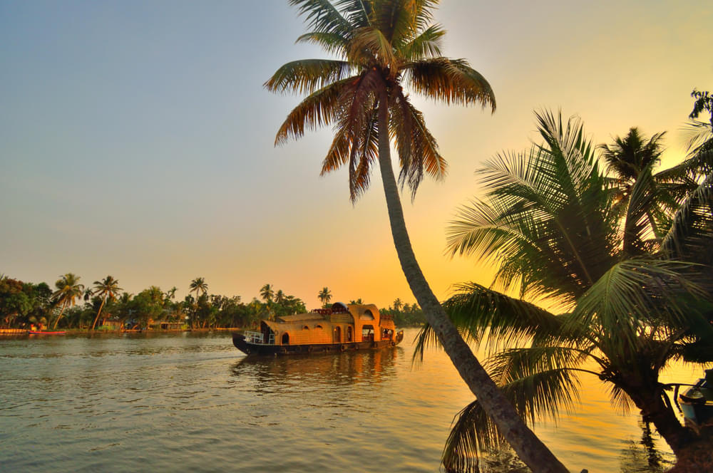 30 Alleppey Houseboats, Book Now & Get Upto 50% Off