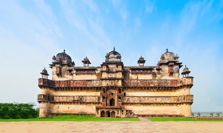 Witness the Captivating Architecture of Orchha Fort 