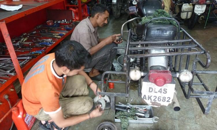 Mechanics on Delhi - Leh Highway