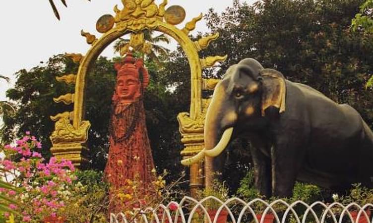 Statues of Maraprabhu and Guruyaur Kesavan