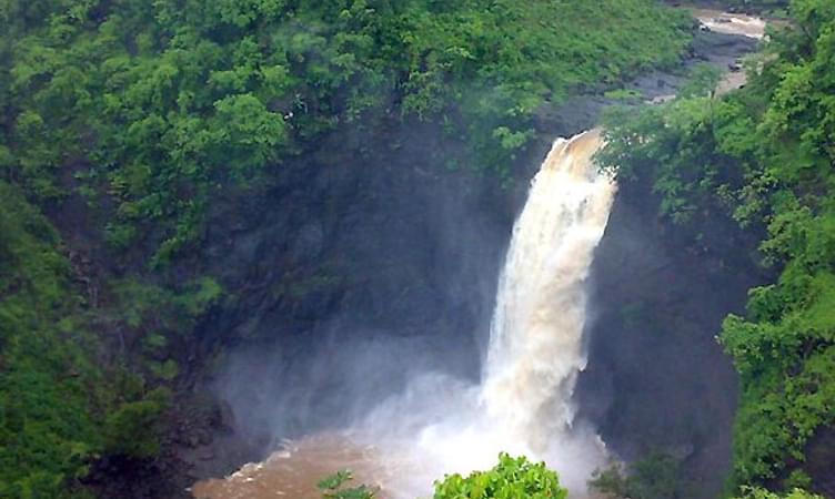 Dabhosa Waterfall (290 km from Pune)