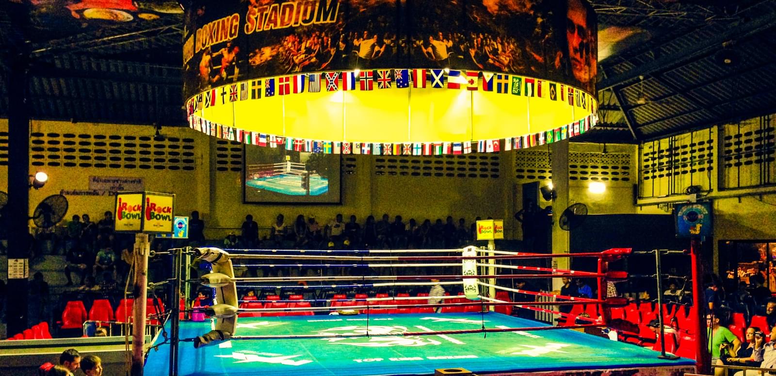 Boxing stadium. Муай Тай ринг. Муай-Тай ринг Арена. Тайский боксерский ринг. Боксёрский стадион на Патонге.