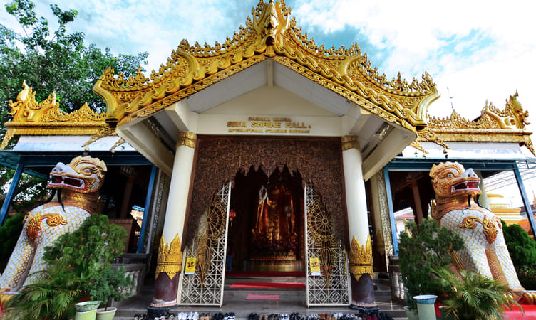 Take blessings at Dhammikarama Burmese Temple
