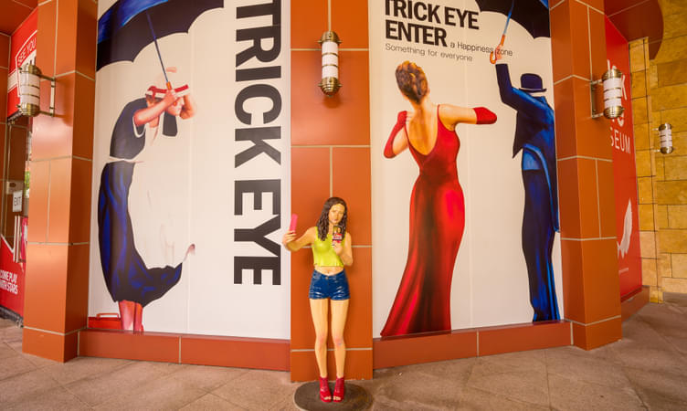 Click Pictures at the Trick Eye Museum
