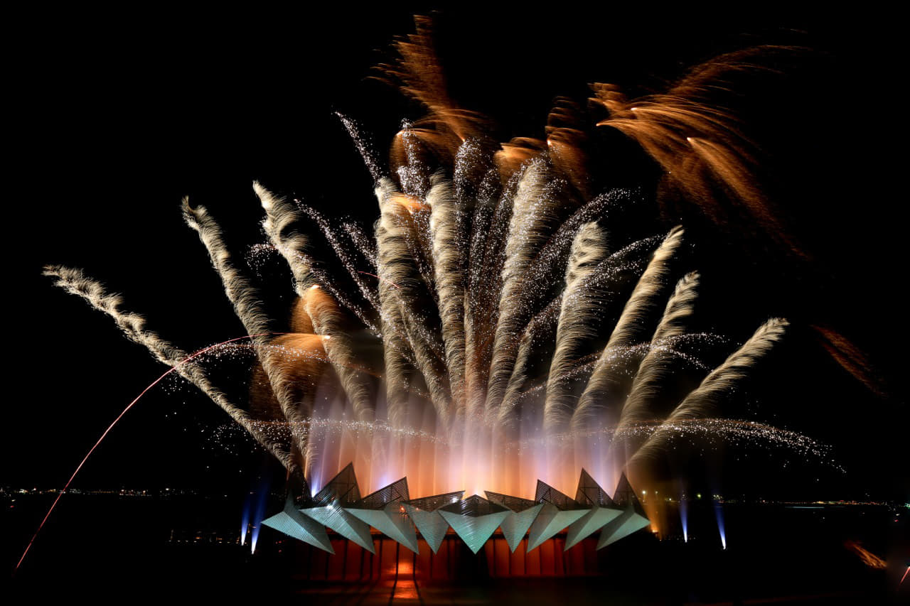 Watch the Musical Fountain and Laser Show at Wings Of Time
