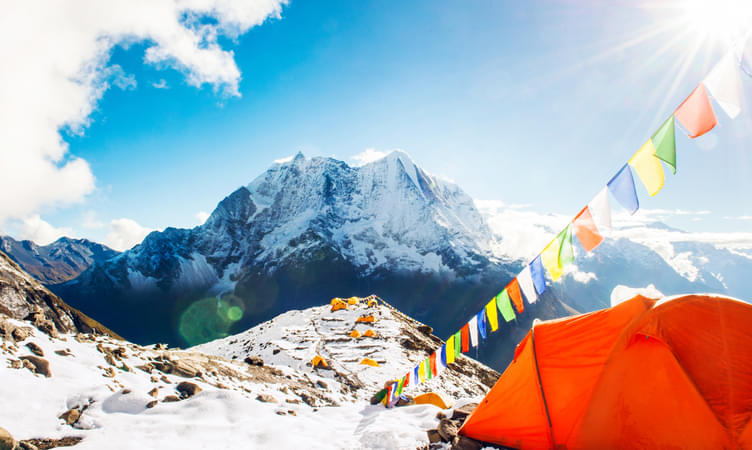 What is the distance of Everest Bas Camp trek?