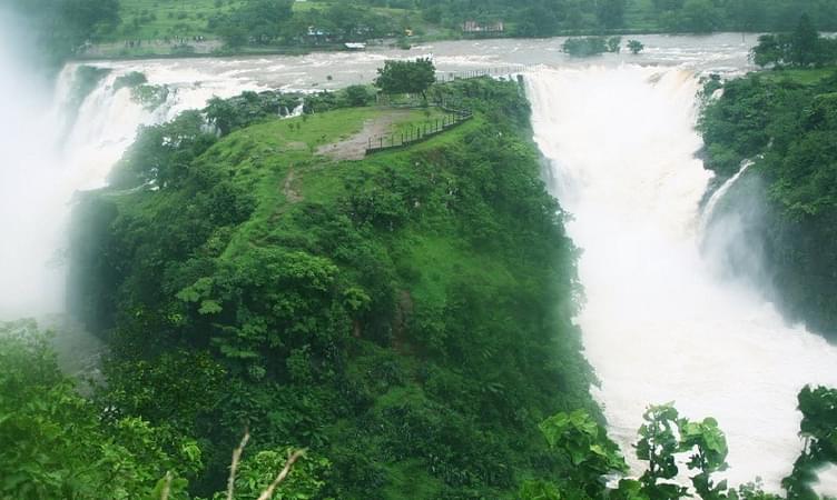 Visit the Spectacular Waterfall - Pandavkada Falls