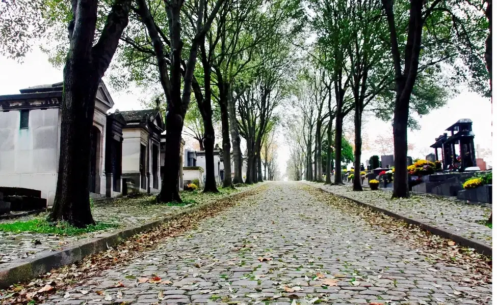 Stroll through the Père Lachaise Cemetery