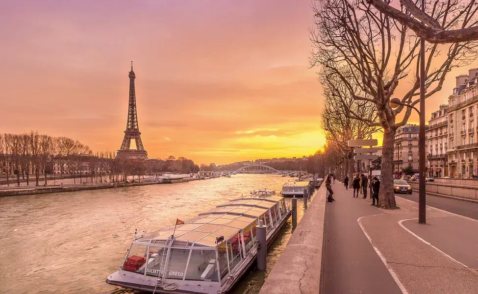 Enjoy The Seine Dinner Cruise