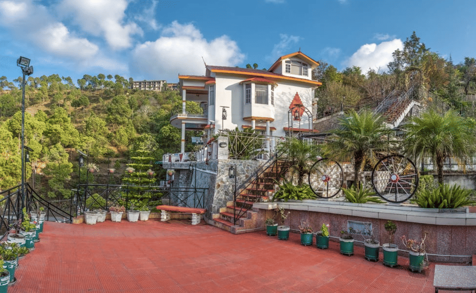 Artistic Hilltop Villa Stay in Chail | Staycation
