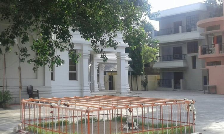 12 Ashrams in Rishikesh for Yoga & Meditation 2026