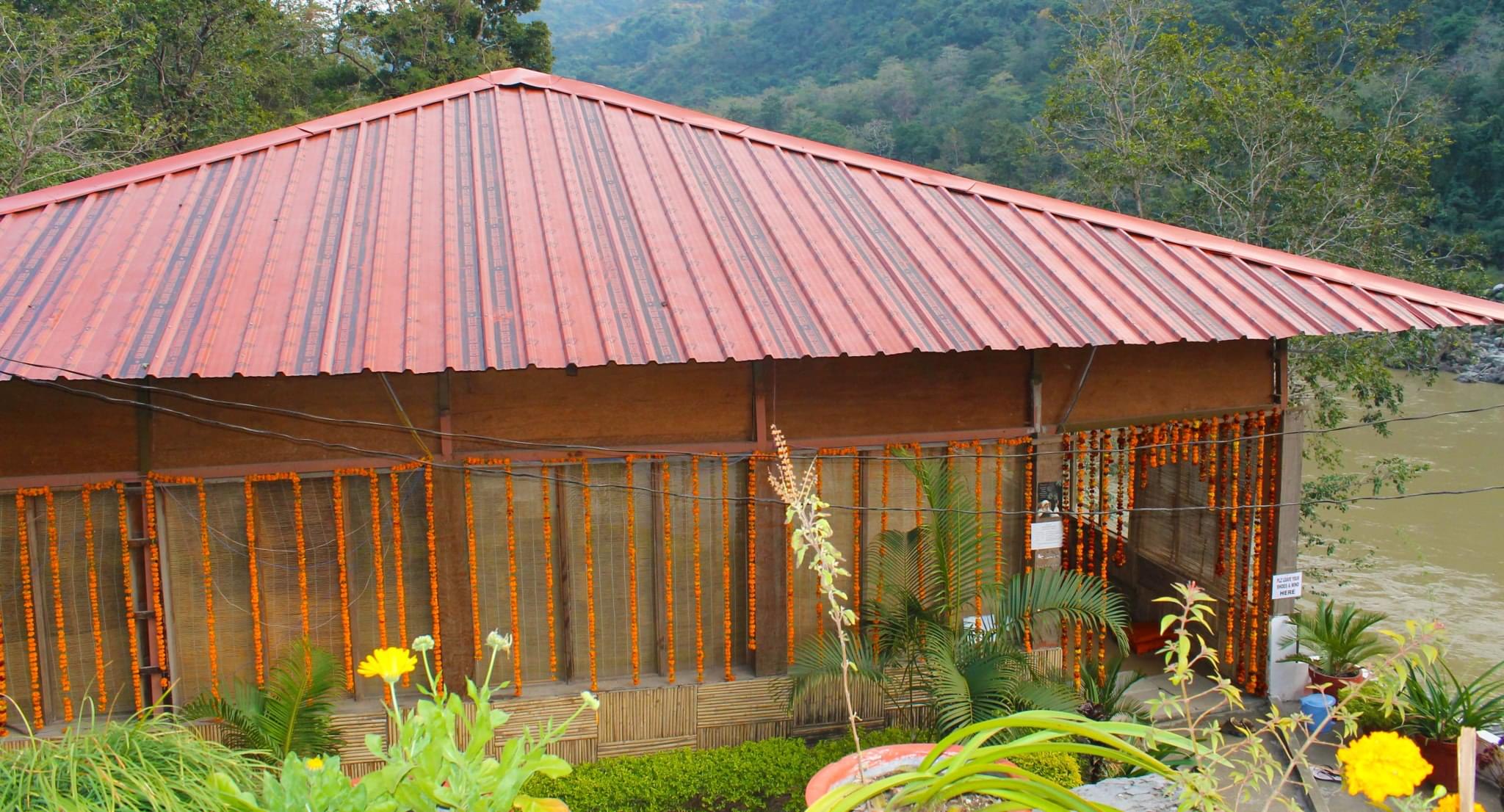 12 Ashrams in Rishikesh for Yoga & Meditation {{year}}