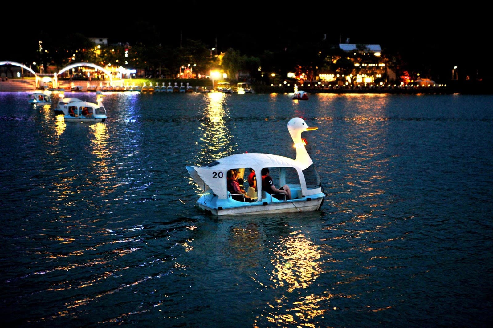 Enjoy the water show in the night at Suseong Lake