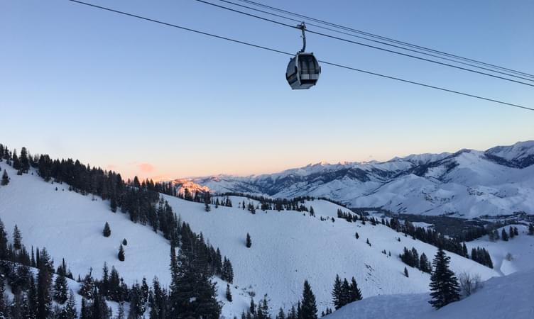 Enjoy the Majestic View of Valley through Gondola Rides