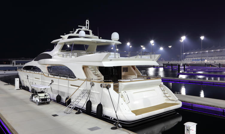 Yacht Cruising In Abu Dhabi 