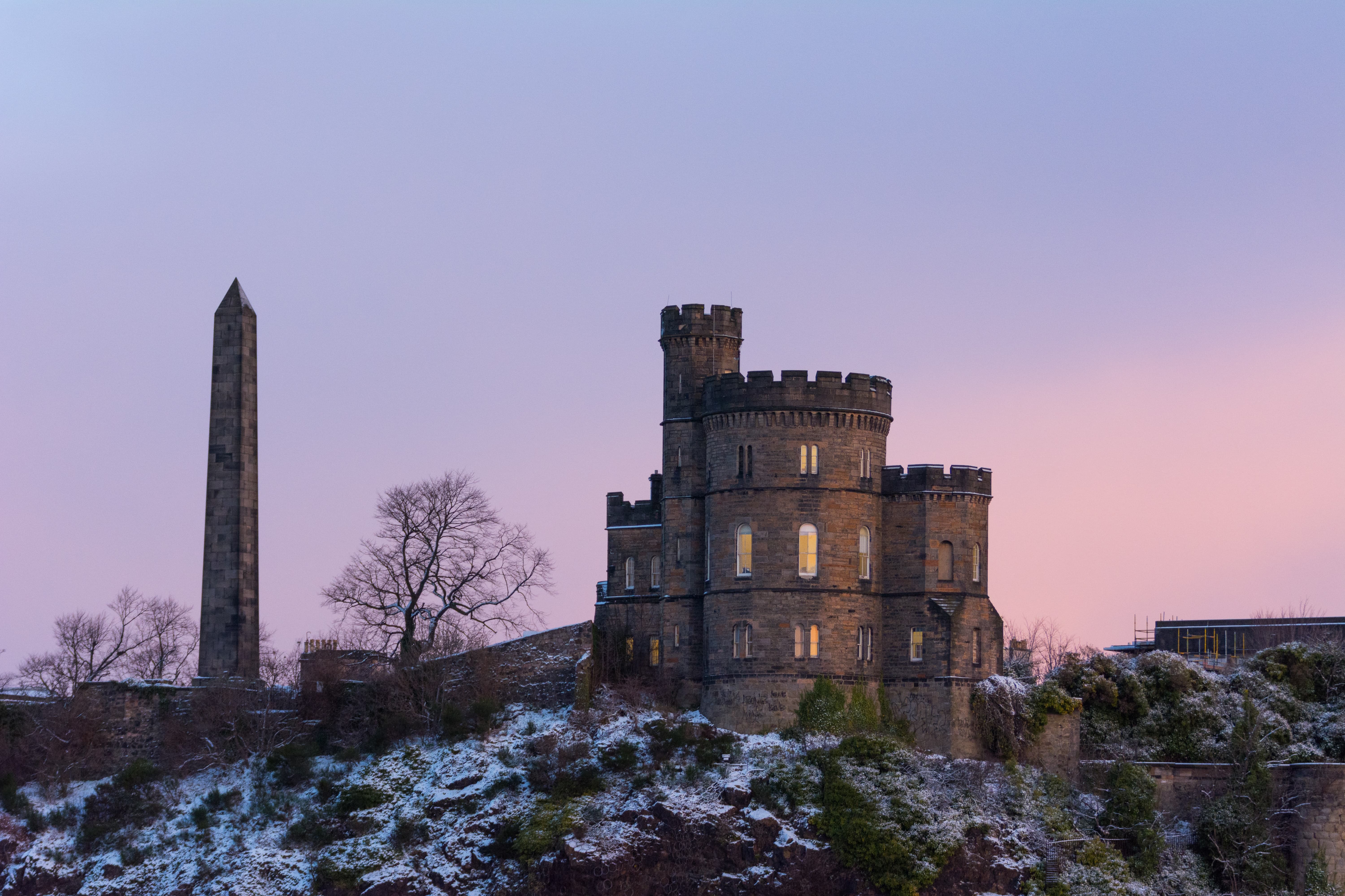 Enjoy The Snowy Scenery Of Edinburgh Castle