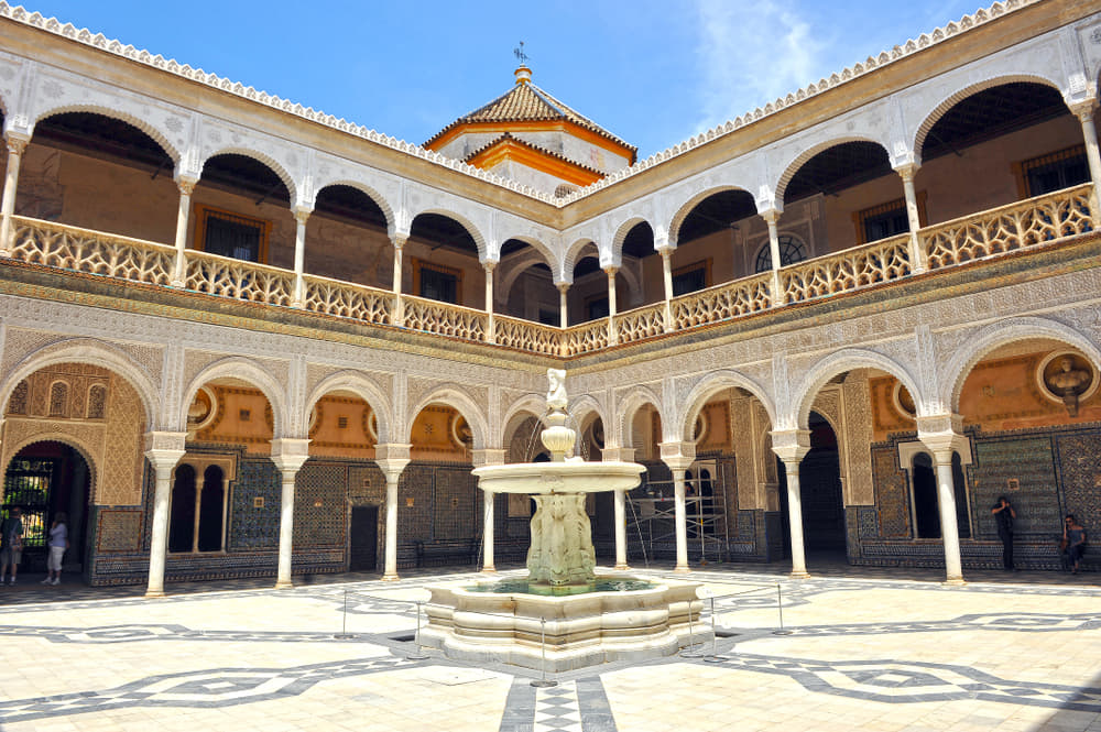 Explore Casa de Pilatos
