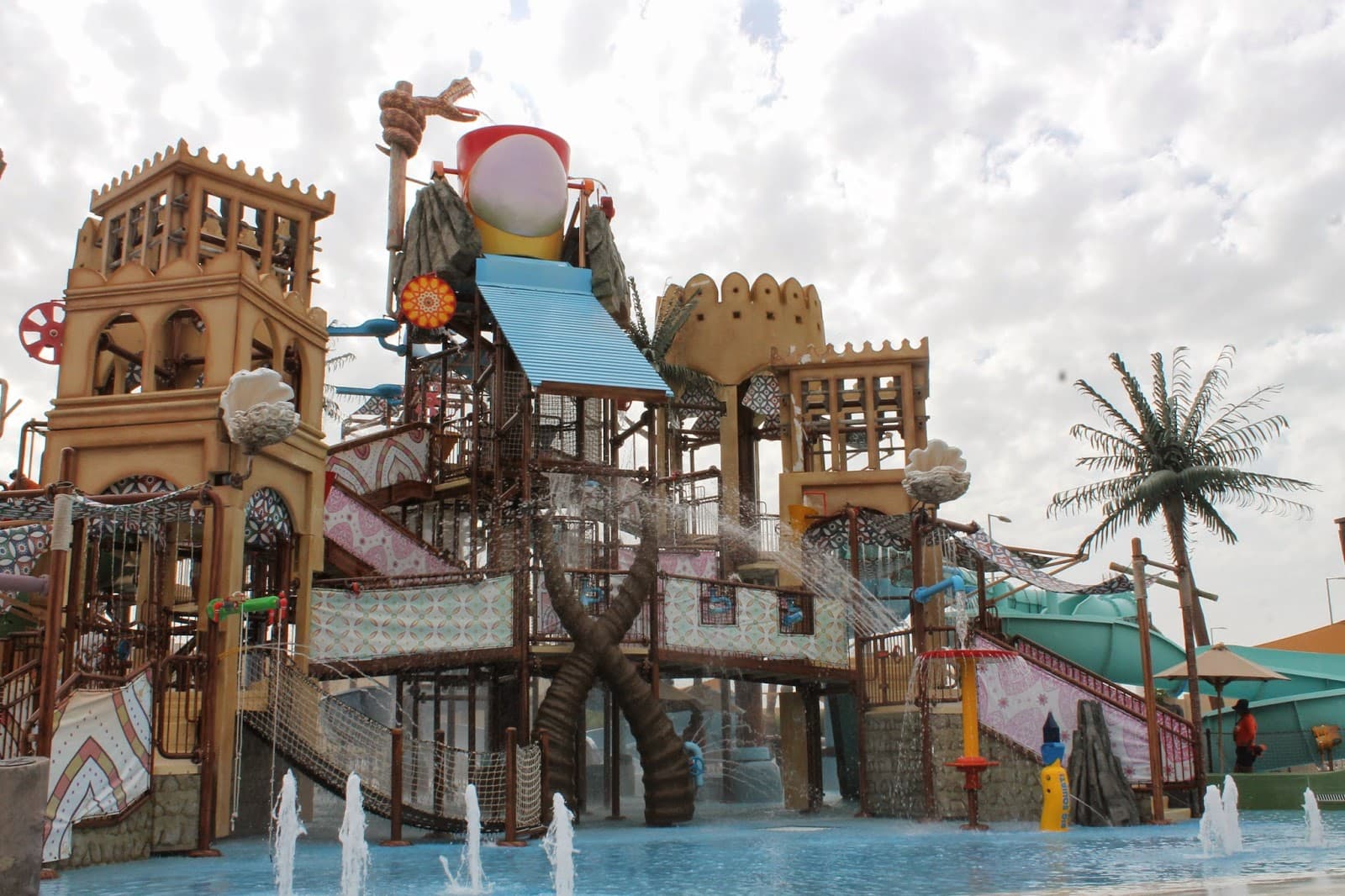 Aquaventure Waterpark vs Yas Waterworld: Which Park Offers More Fun?