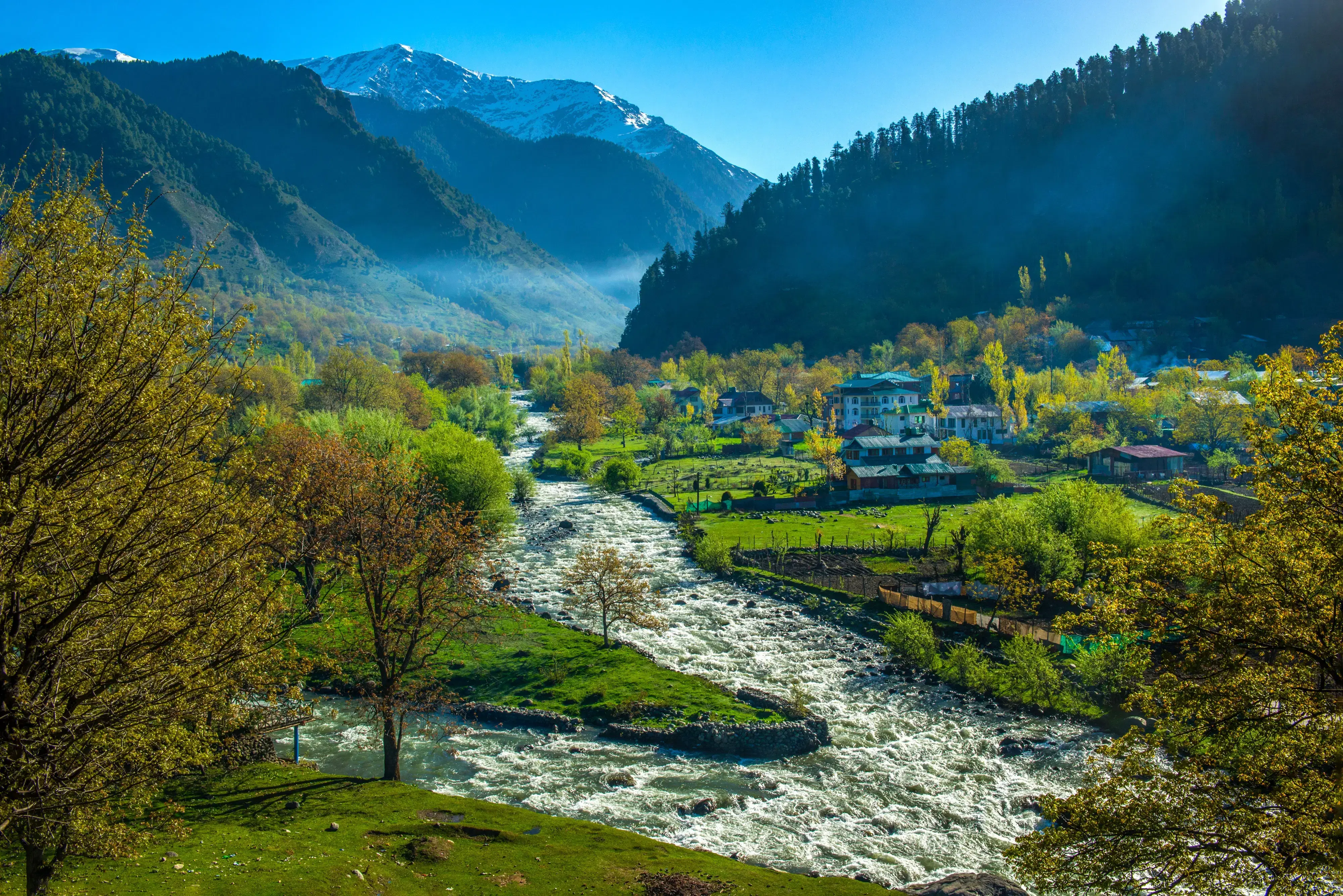 Kashmir in April | Top Attractions, Weather Tips & Travel Guide!
