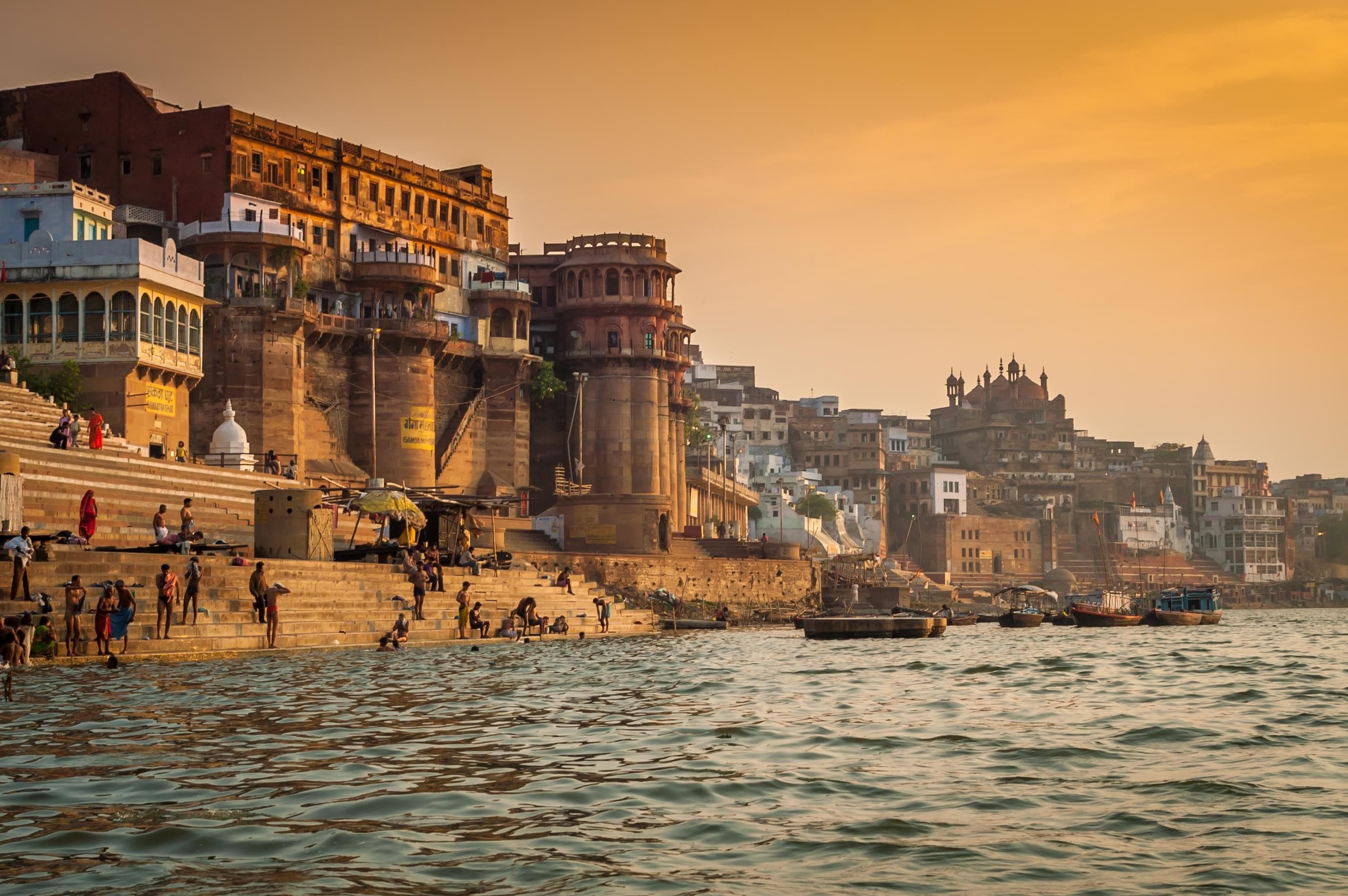 Varanasi, Uttar Pradesh – Ganga Aartis, Sacred Chants, and Narrow Alleys Full of Life