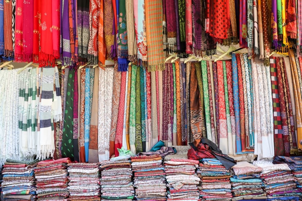 Shopping for Kashmiri handicrafts and souvenirs